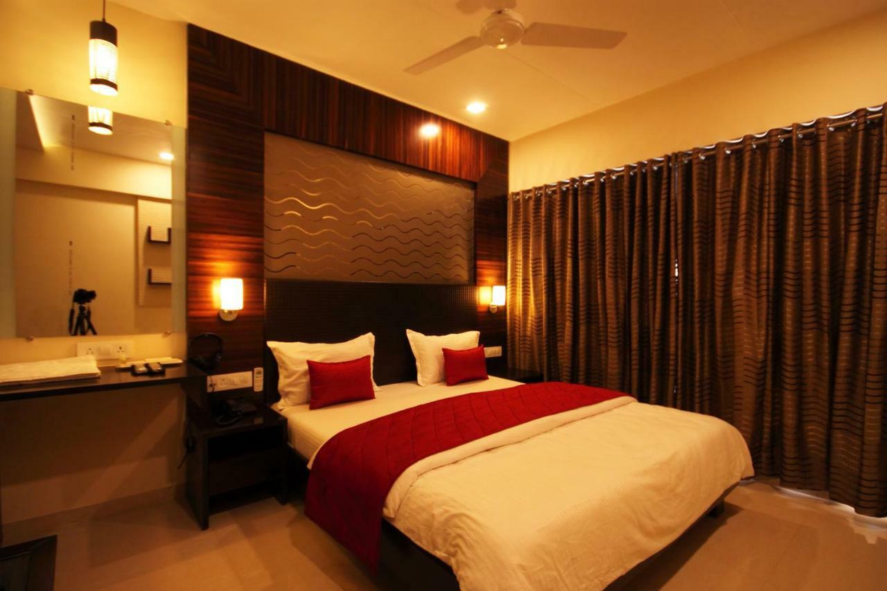 Hotel Furaat Inn Ахмедабад Экстерьер фото